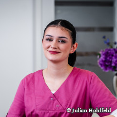 Profilbild einer freundlich lächelnden medizinischen Mitarbeiterin 
